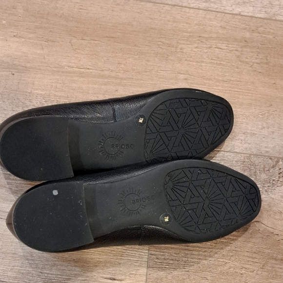 Brioso Women's Classic Black Loafers - Picture 8 of 9